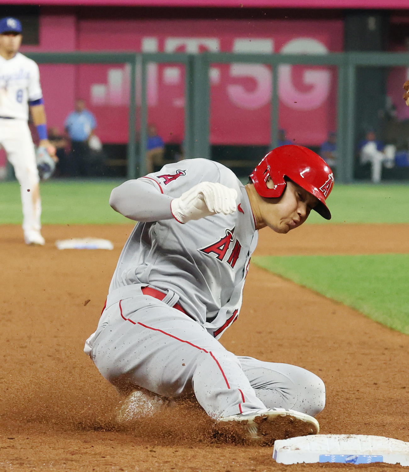 ロイヤルズ対エンゼルス　8回表エンゼルス2死一、二塁、一塁走者ウォードとともに三塁への重盗を決める大谷（撮影・狩俣裕三）