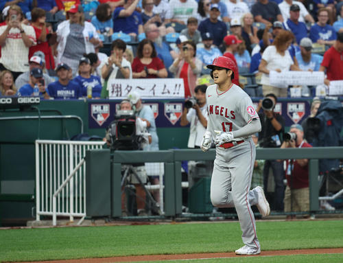 ロイヤルズ対エンゼルス　3回表エンゼルス1死、先制ソロ本塁打を放つ大谷（撮影・狩俣裕三）
