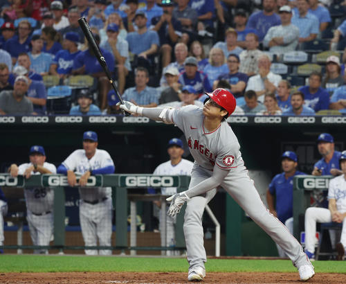 ロイヤルズ対エンゼルス　5回表エンゼルス1死一、三塁、中飛に打ち取られる大谷（撮影・狩俣裕三）