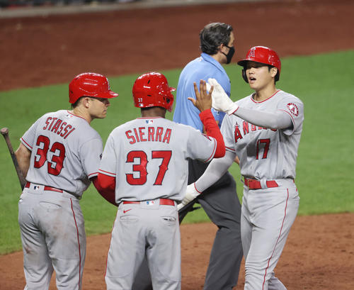 ロイヤルズ対エンゼルス　7回表エンゼルス1死満塁、レンヒーフォの2点適時打で生還する大谷（右）（撮影・狩俣裕三）