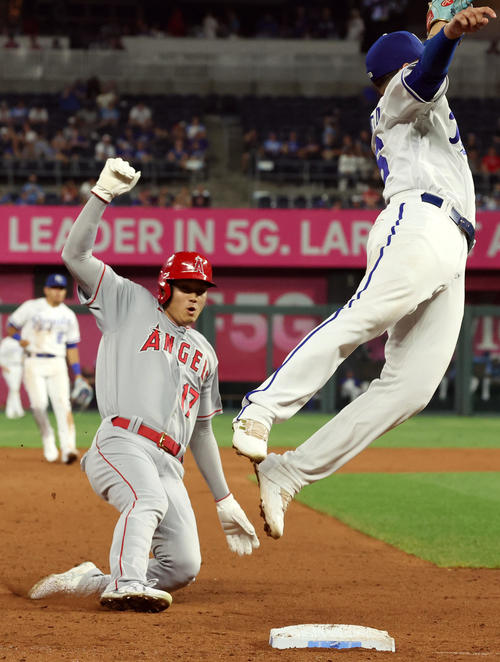 ロイヤルズ対エンゼルス　8回表エンゼルス2死一、二塁、一塁走者ウォードとともに三塁への重盗を決める大谷（撮影・狩俣裕三）