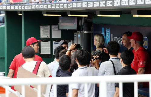 ロイヤルズ対エンゼルス　試合前、記者に対応するネビン監督代行（右）に口を挟む大谷（後方左）（撮影・狩俣裕三）