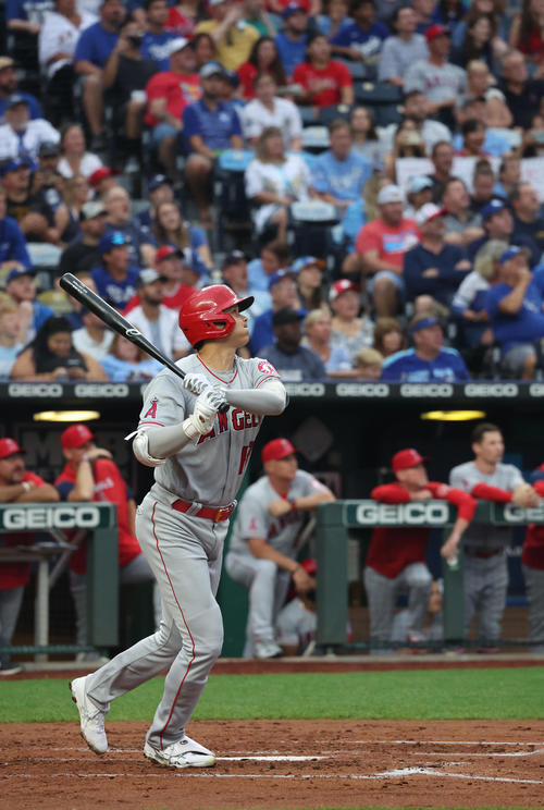 ロイヤルズ対エンゼルス　3回表エンゼルス1死、先制ソロ本塁打を放つ大谷（撮影・狩俣裕三）