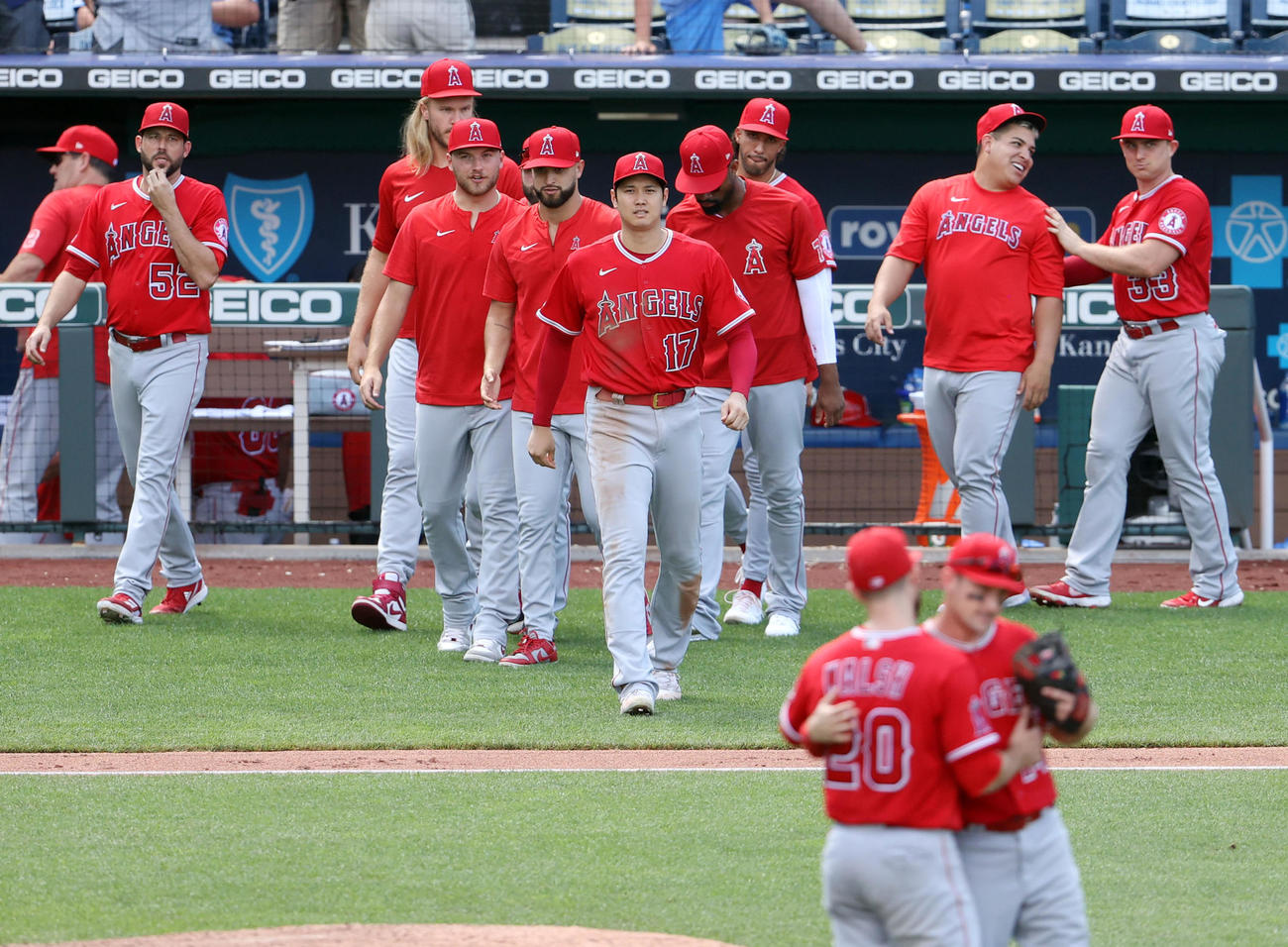 ロイヤルズ対エンゼルス　試合後、マウンドに向かう大谷（中央）（撮影・狩俣裕三）