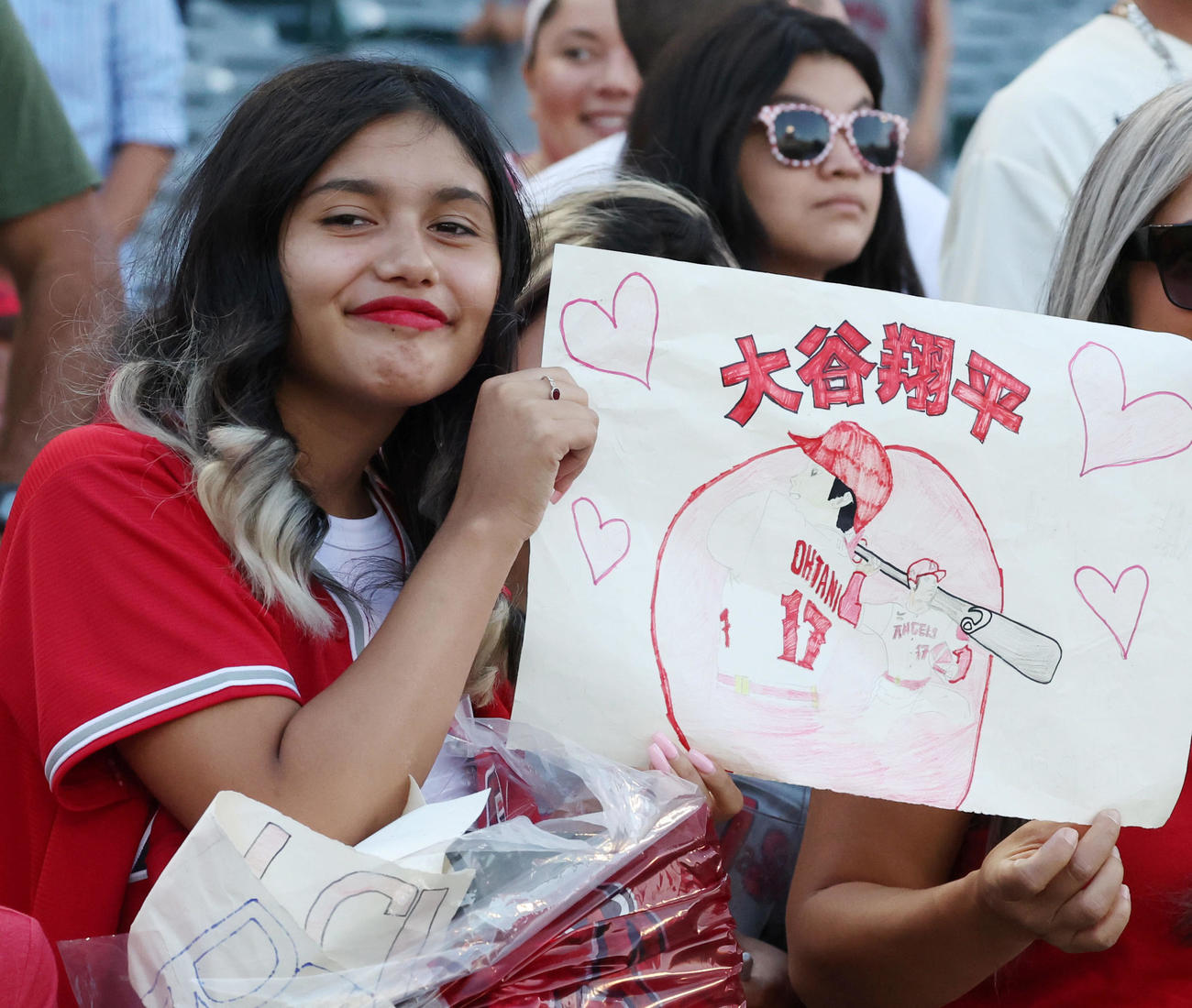 エンゼルス対レンジャーズ　イラストを持ちながら、大谷を待つ女性ファン（撮影・狩俣裕三）