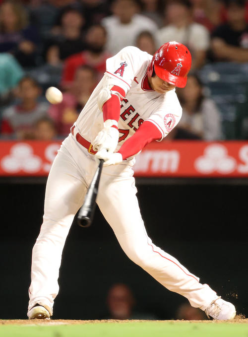 エンゼルス対レンジャーズ　6回裏エンゼルス1死一、二塁、左飛に打ち取られる大谷（撮影・狩俣裕三）