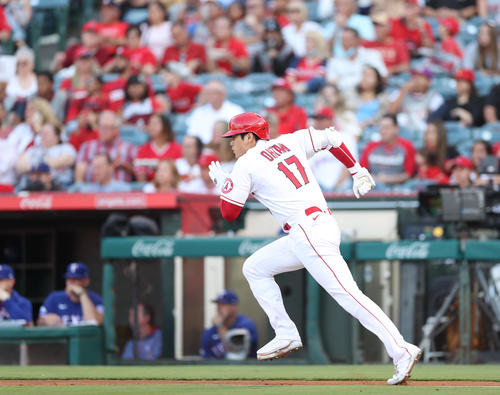 エンゼルス対レンジャーズ　1回裏エンゼルス1死、三ゴロに打ち取られる大谷（撮影・狩俣裕三）