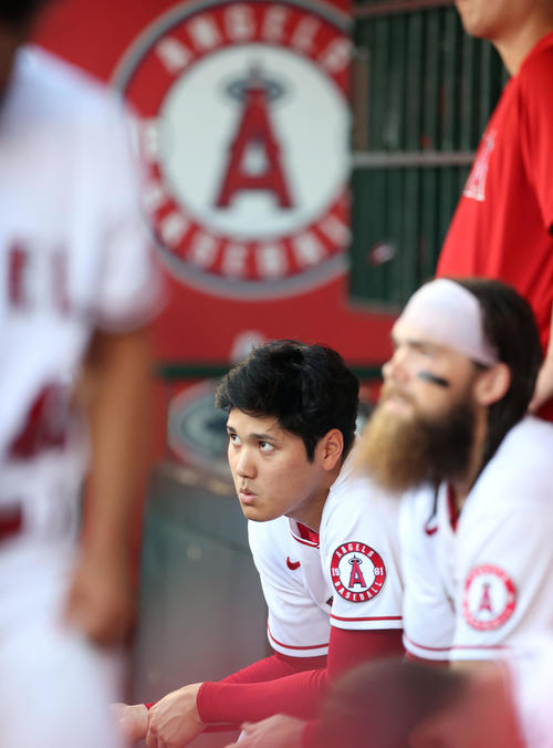 エンゼルス対レンジャーズ　2回裏、ベンチから戦況を見つめる大谷（撮影・狩俣裕三）