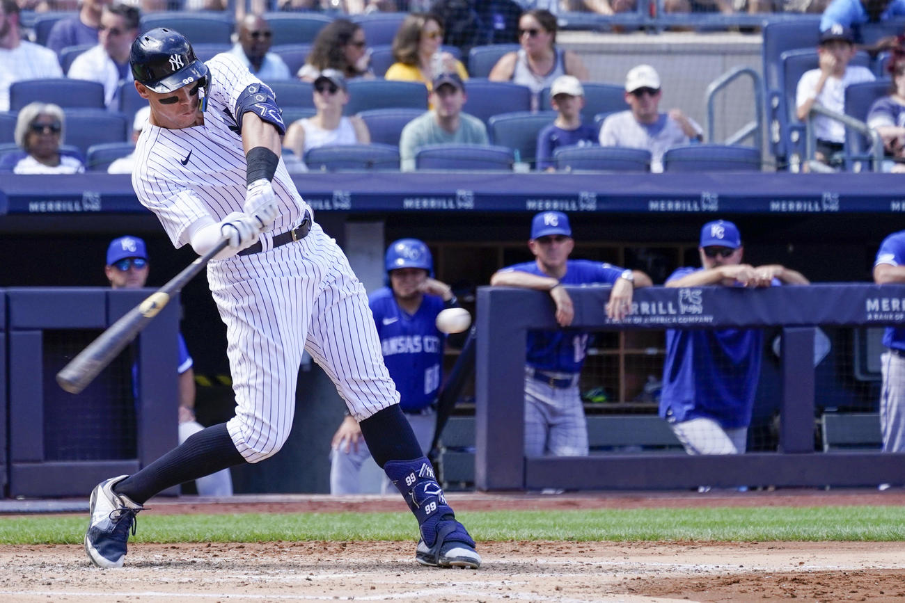ロイヤルズ戦　2回に2試合連発となる今季42号2ランを放つヤンキースのアーロン・ジャッジ（AP）