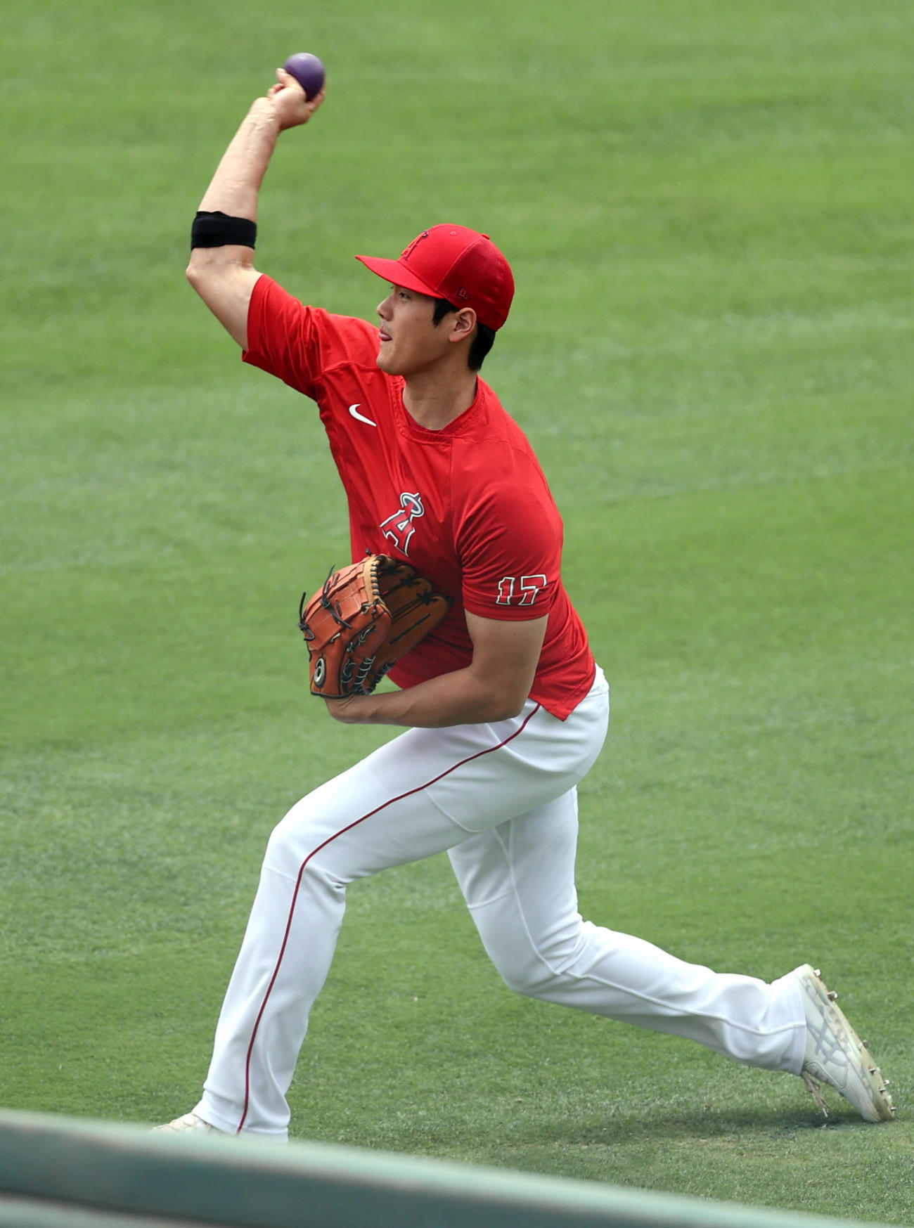 エンゼルス対レンジャーズ　試合前、カラーボールで壁当てする大谷（撮影・狩俣裕三）