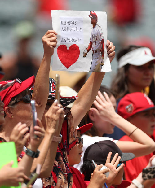 エンゼルス対レンジャーズ 大谷にメッセージを送るファン(撮影・狩俣裕三)