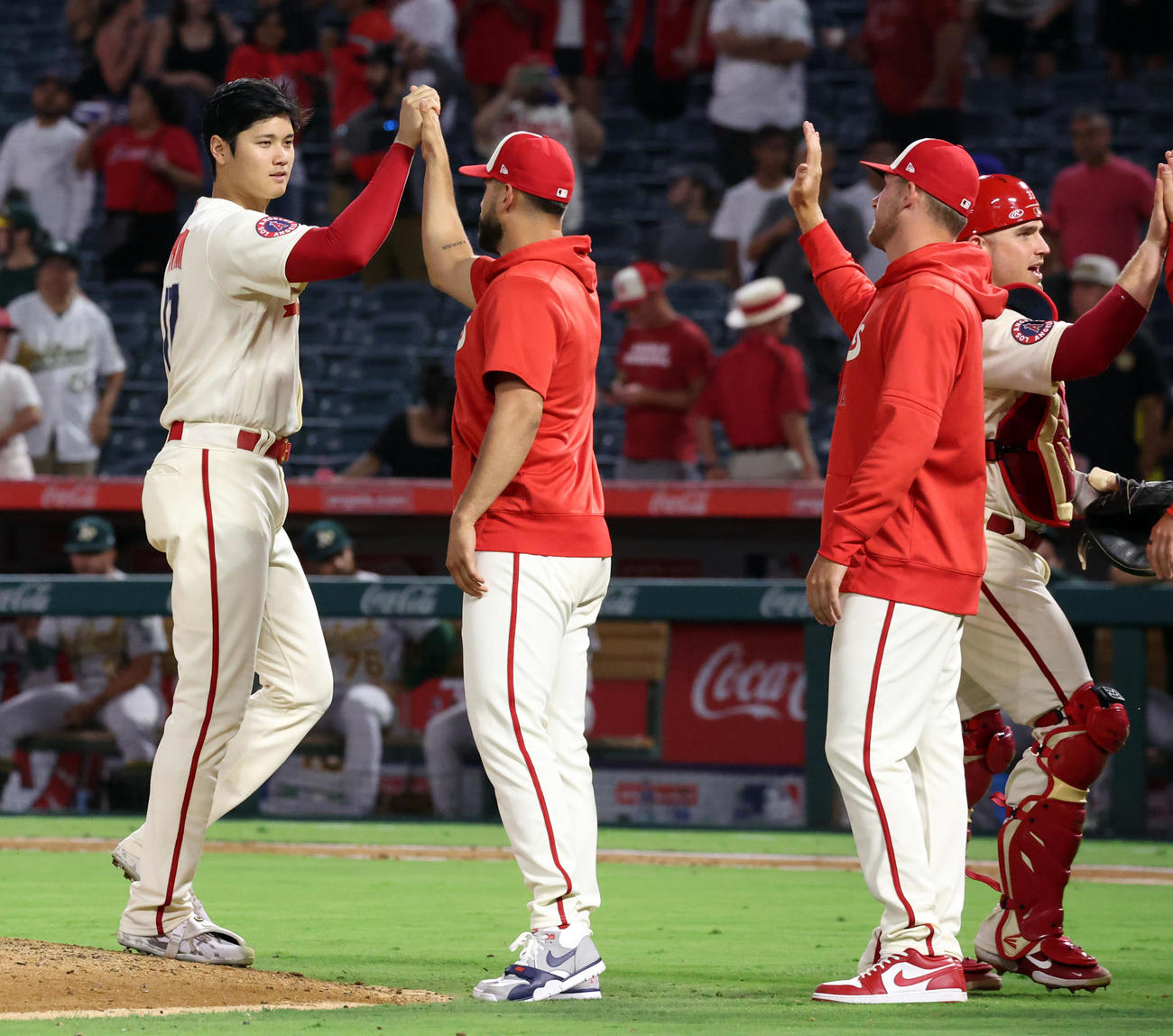 エンゼルス対アスレチックス　試合後、チームメートと喜びを分かち合う大谷（左）（撮影・狩俣裕三）