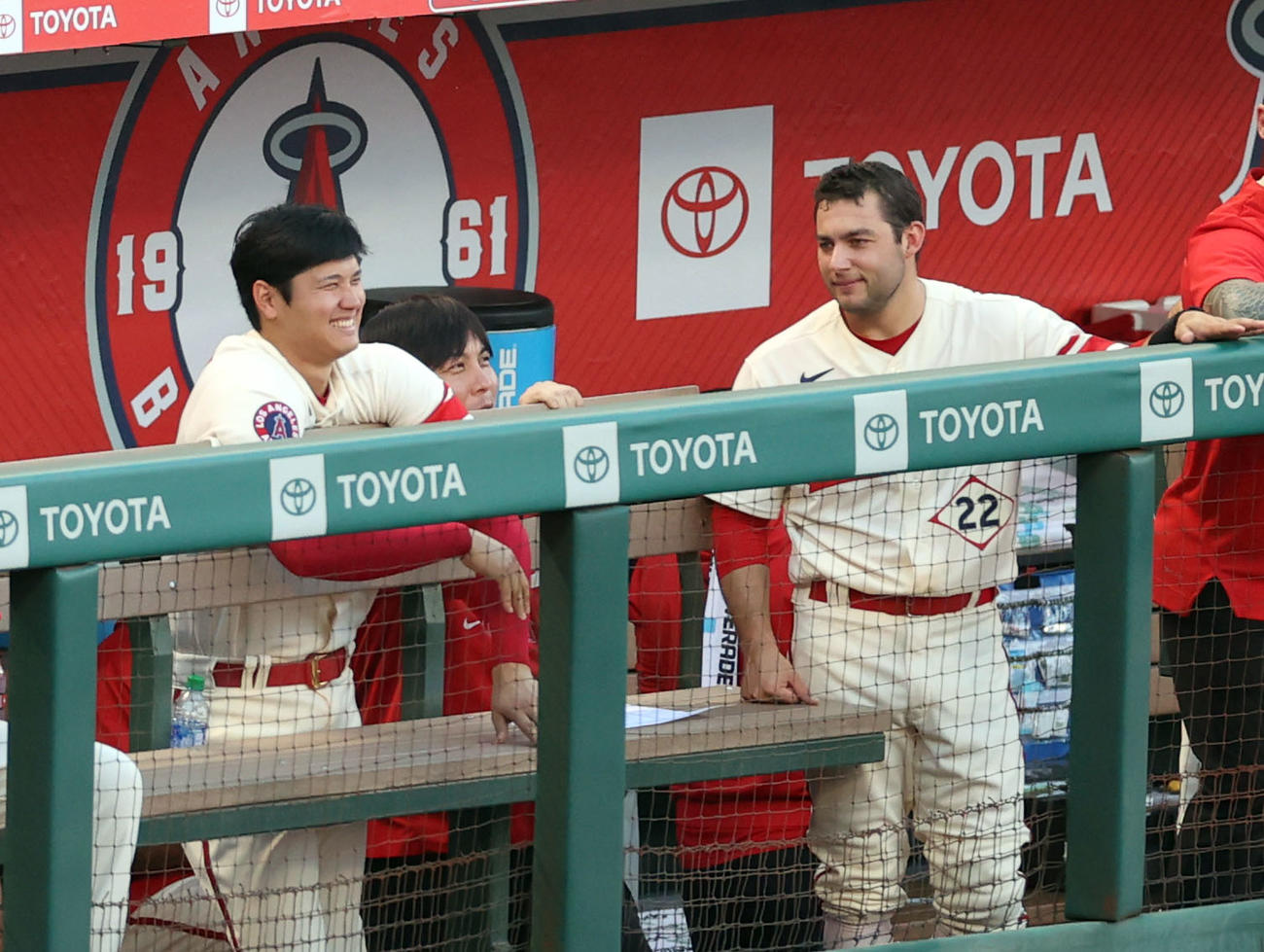 エンゼルス対アスレチックス　2回裏、フレッチャー（右）と笑顔（右）で話す大谷（撮影・狩俣裕三）