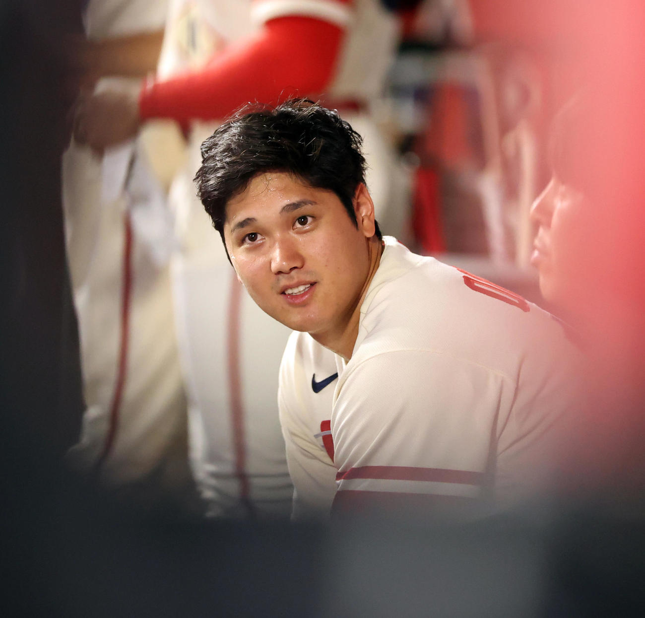 エンゼルス対アスレチックス　8回裏、ベンチで笑顔を見せる大谷（撮影・狩俣裕三）