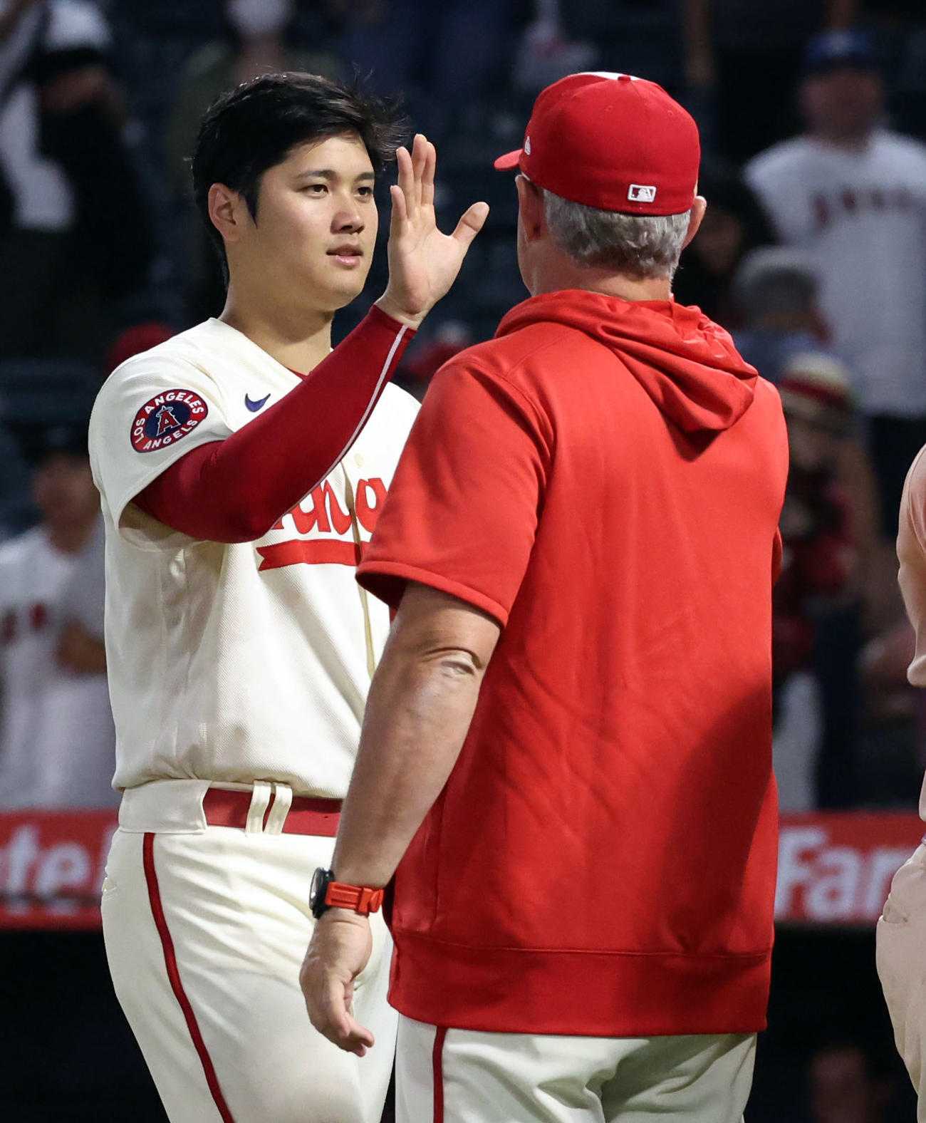 エンゼルス対アスレチックス　試合後、ネビン監督代行（右）とタッチを交わす大谷（撮影・狩俣裕三）
