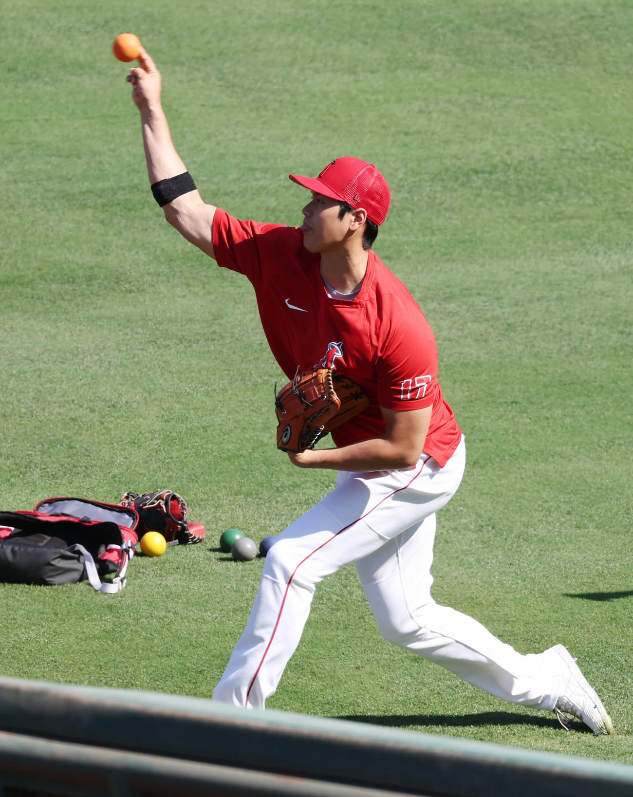 エンゼルス対アスレチックス　試合前、カラーボールで壁当てする大谷（撮影・狩俣裕三）