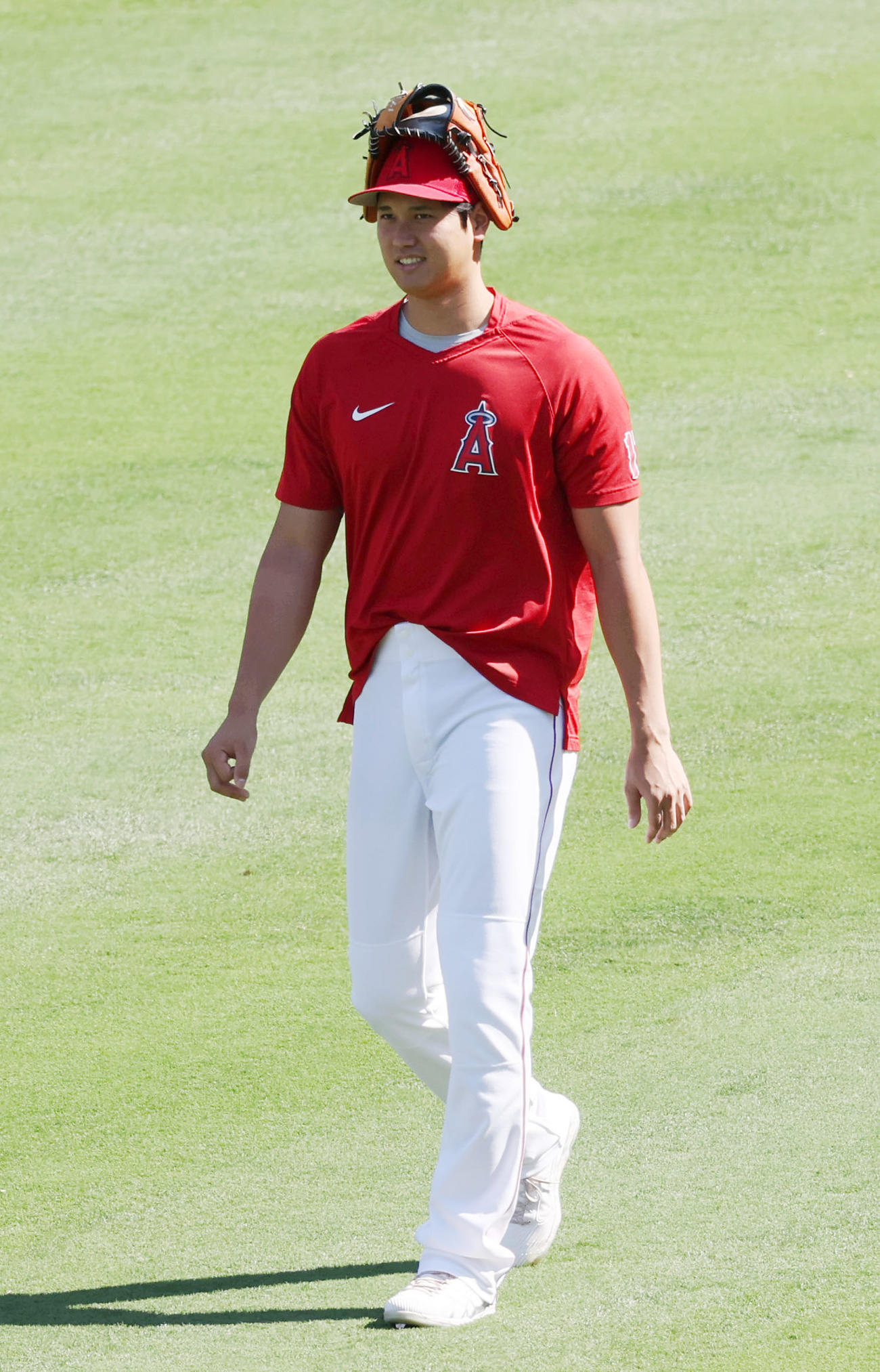 エンゼルス対アスレチックス　グラブを頭に載せ、ブルペンに向かう大谷（撮影・狩俣裕三）