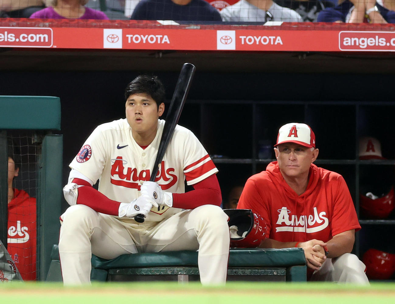エンゼルス対アスレチックス　5回裏、打席を待つ大谷（左）。右はネビン監督代行（撮影・狩俣裕三）