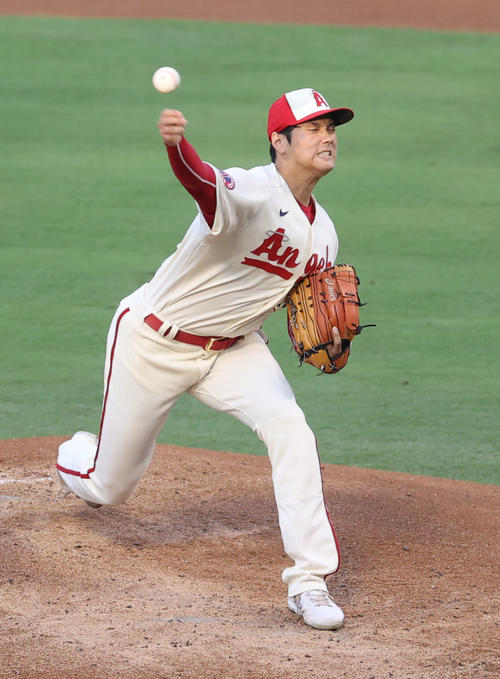 エンゼルス対アスレチックス 2回表、力投するエンゼルス先発の大谷(撮影・狩俣裕三)