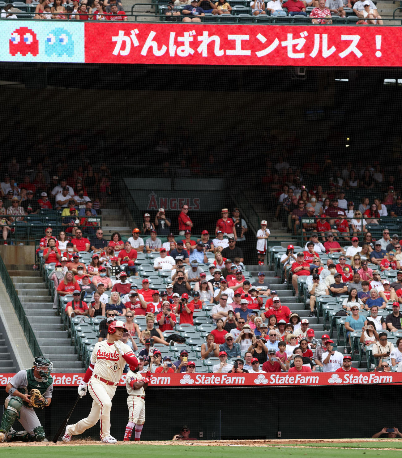 エンゼルス対アスレチックス　3回裏エンゼルス無死、空振り三振に倒れる大谷（撮影・狩俣裕三）