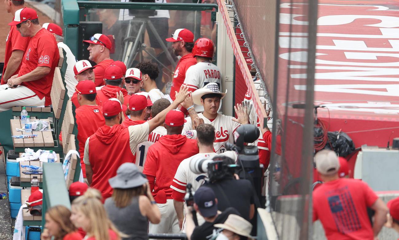 エンゼルス対アスレチックス　7回裏エンゼルス2死、この日2本目となるソロ本塁打を放ち、チームメートに迎えてもらう大谷（中央）（撮影・狩俣裕三）