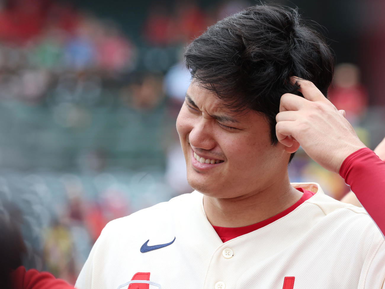 エンゼルス対アスレチックス　試合開始前、チームメートと談笑する大谷（撮影・狩俣裕三）