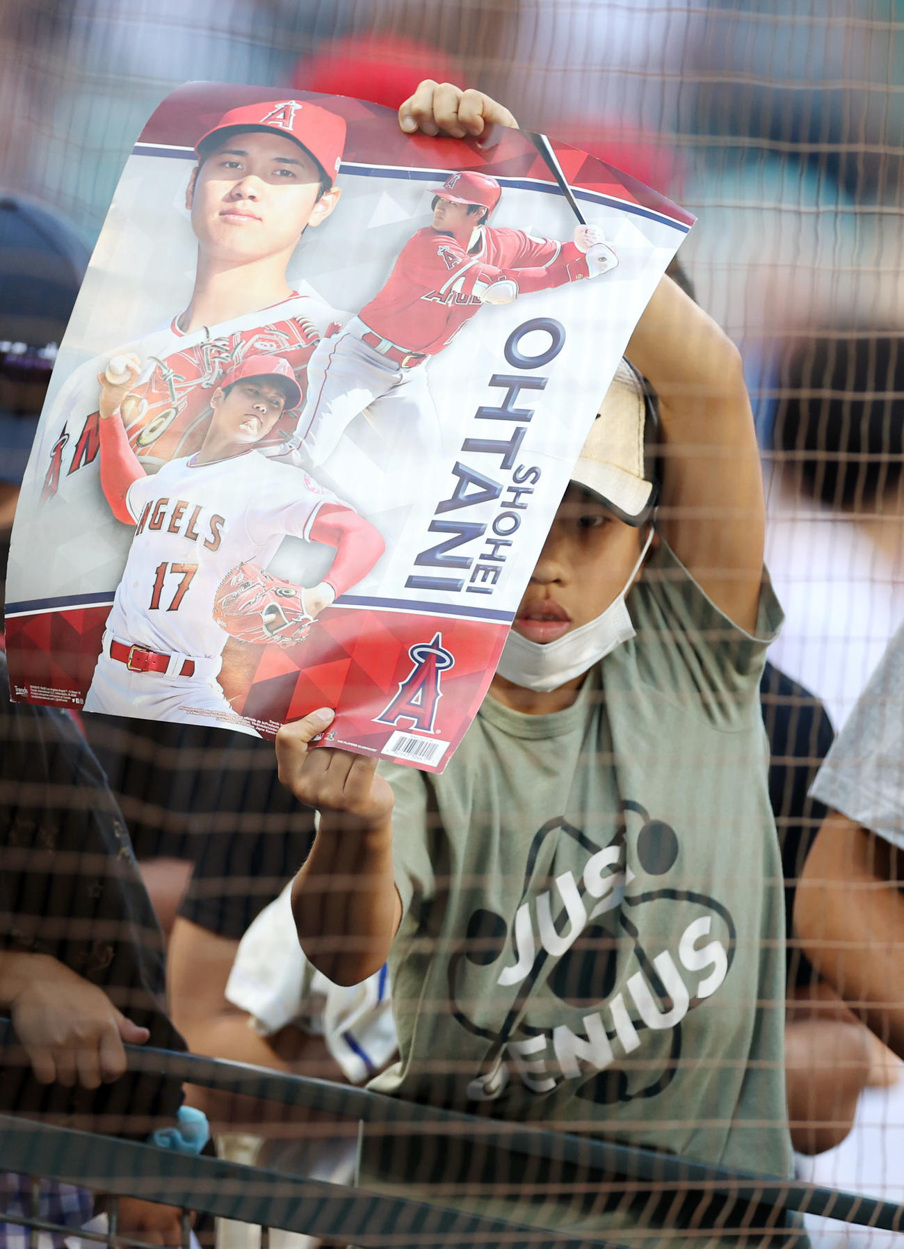 マリナーズ対エンゼルス　試合前、大谷のポスターを掲げ、登場を待つ少年ファン（撮影・狩俣裕三）