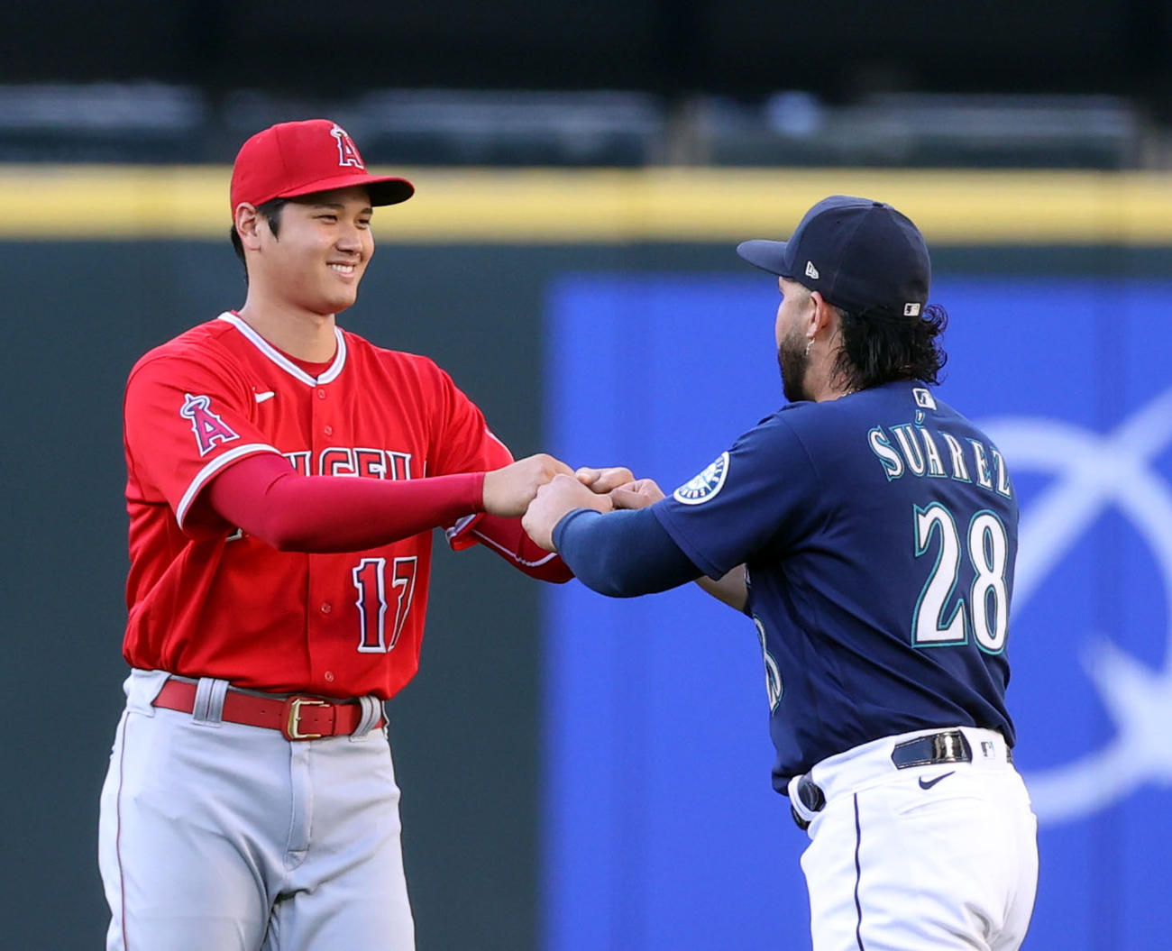 マリナーズ対エンゼルス　試合前、スアレス（右）とグータッチを交わす大谷（撮影・狩俣裕三）