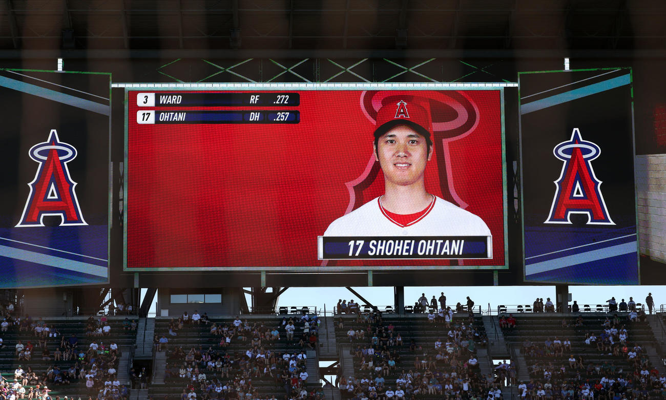 マリナーズ対エンゼルス　2番DHで紹介される大谷（撮影・狩俣裕三）