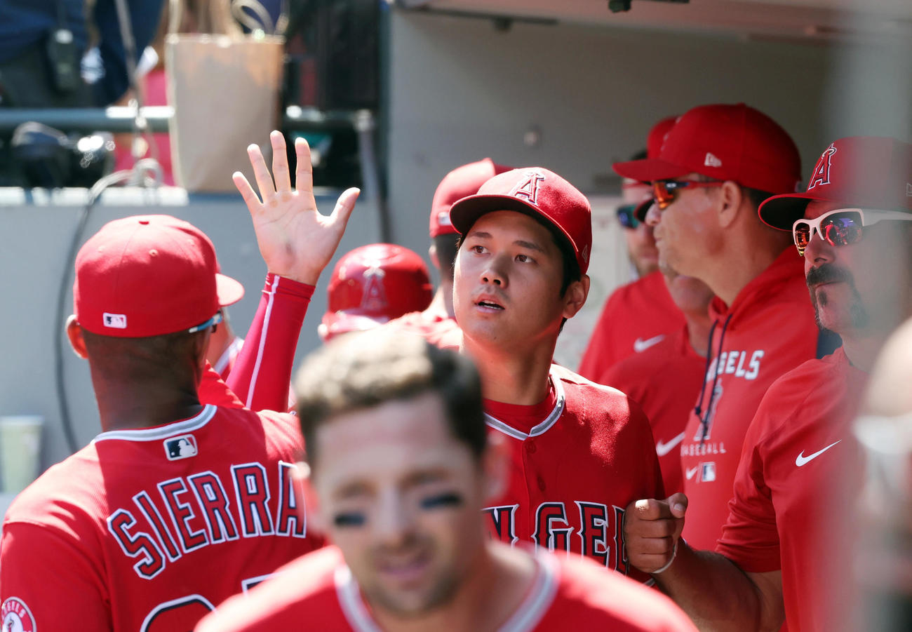 マリナーズ対エンゼルス　試合前、チームメートとタッチを交わす大谷（撮影・狩俣裕三）