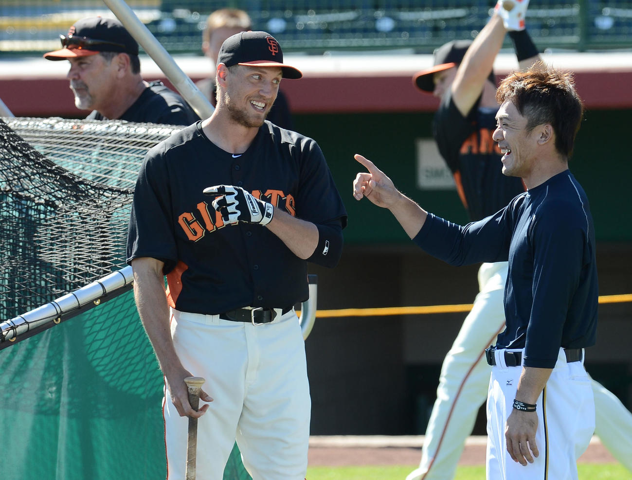 2013年3月、WBC練習試合のジャイアンツ－日本戦の試合前、松井稼頭央（右）と話すジャイアンツ・ペンス