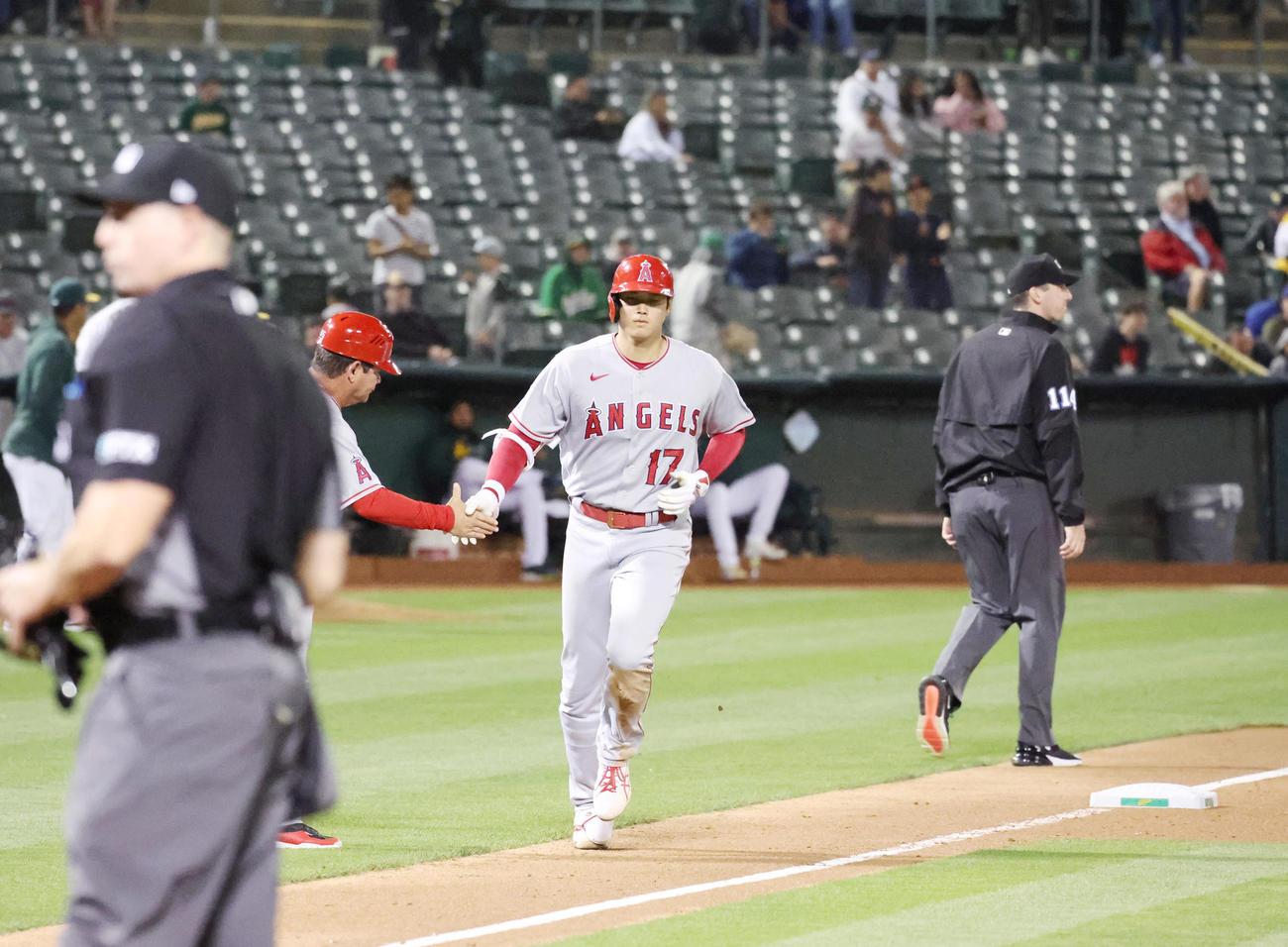 アスレチックス対エンゼルス　7回表エンゼルス無死、ソロ本塁打を放つ大谷（撮影・狩俣裕三）