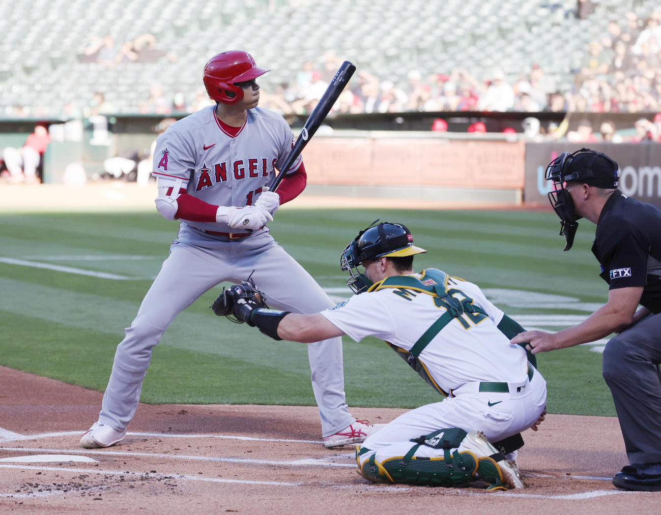 アスレチックス対エンゼルス　1回表エンゼルス1死、四球を選ぶ大谷（撮影・狩俣裕三）