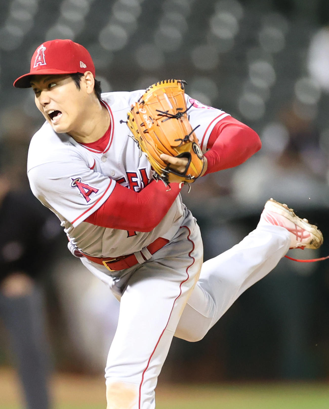 アスレチックス対エンゼルス　5回裏、ほえながら力投するエンゼルス先発の大谷（撮影・狩俣裕三）