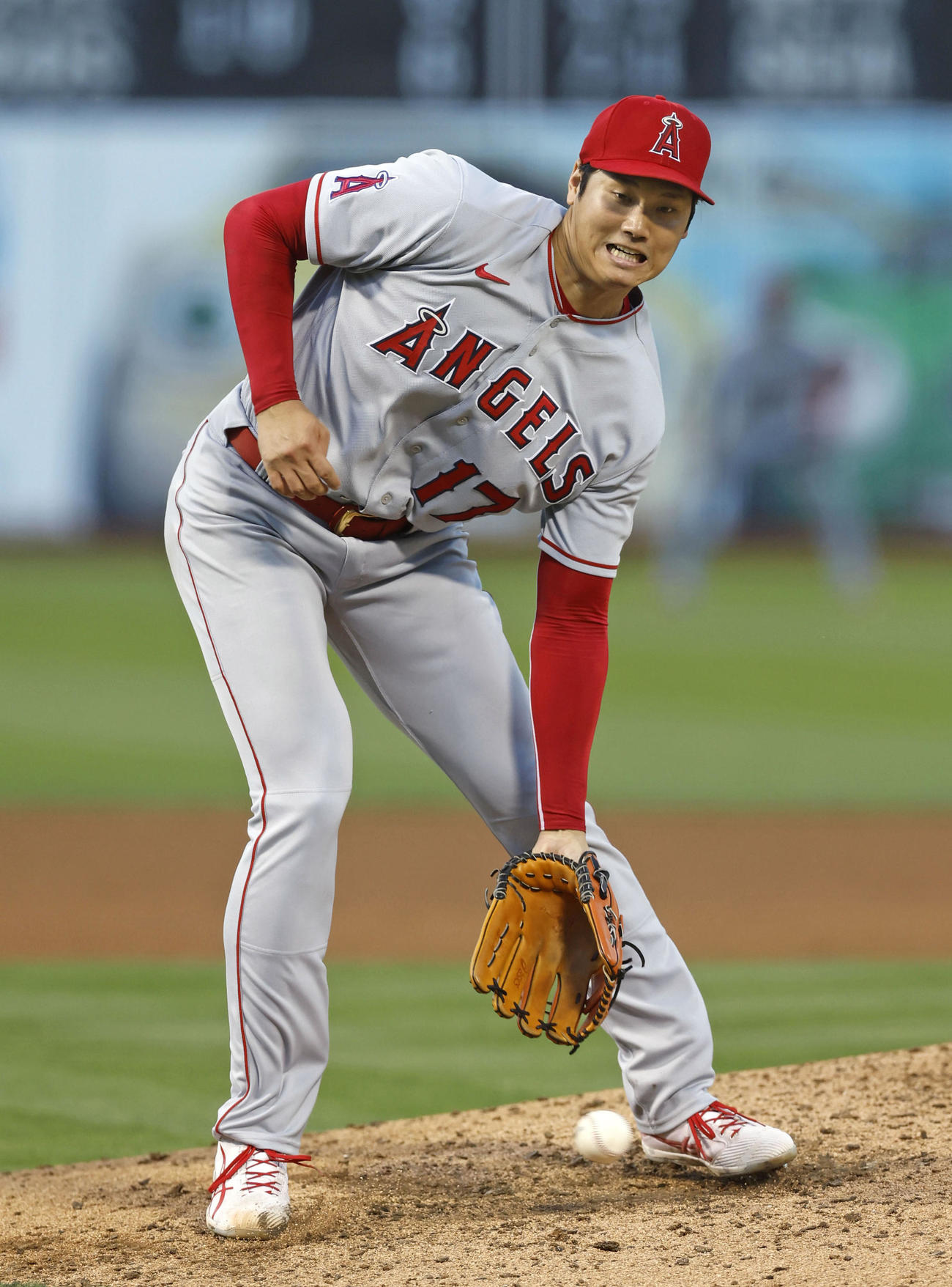 アスレチックス戦の3回、ラウレアーノの打球を受けるエンゼルス・大谷（共同）