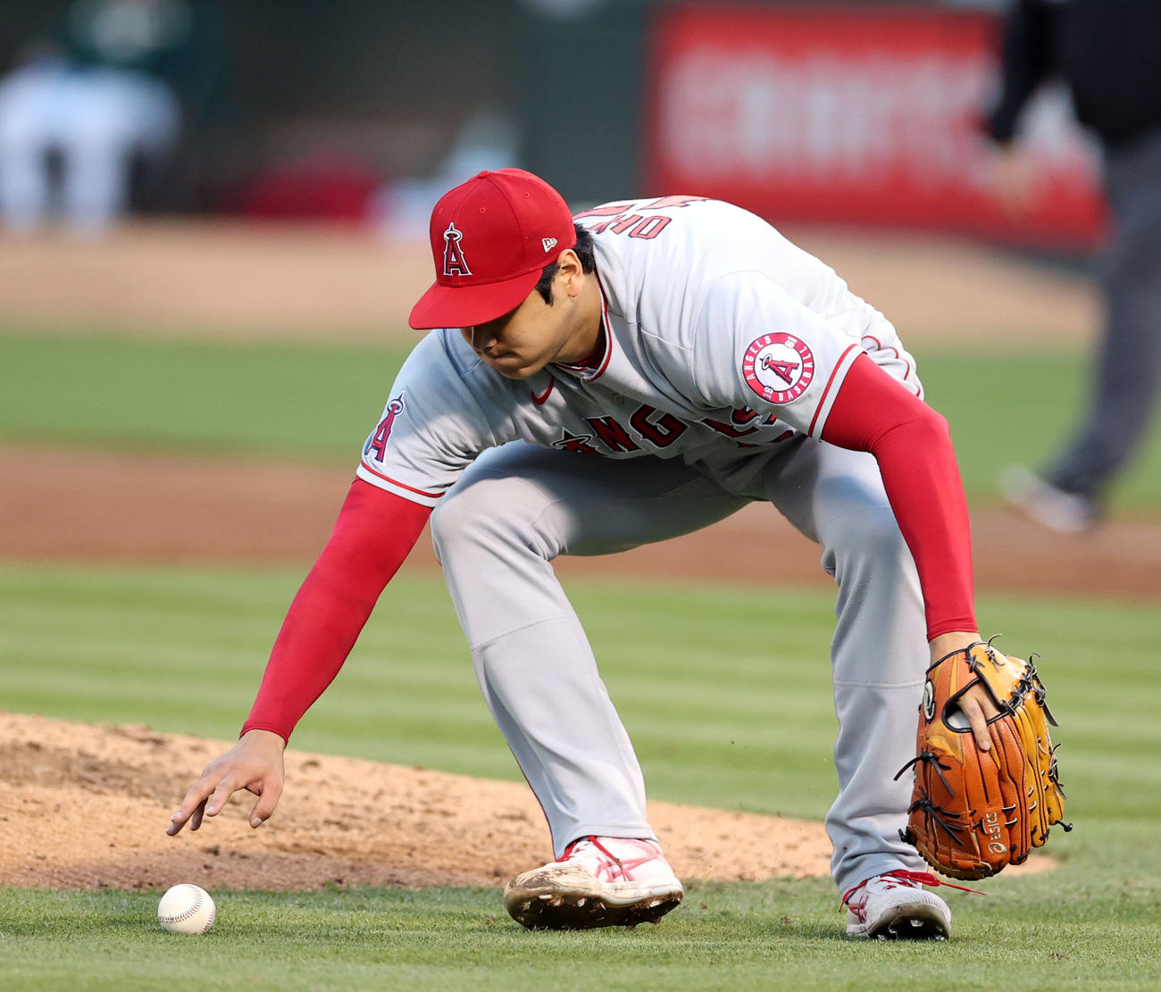 アスレチックス対エンゼルス　3回裏アスレチックス2死一、三塁、ラウレアーノの打球を左足に受けるエンゼルス先発の大谷（撮影・狩俣裕三）