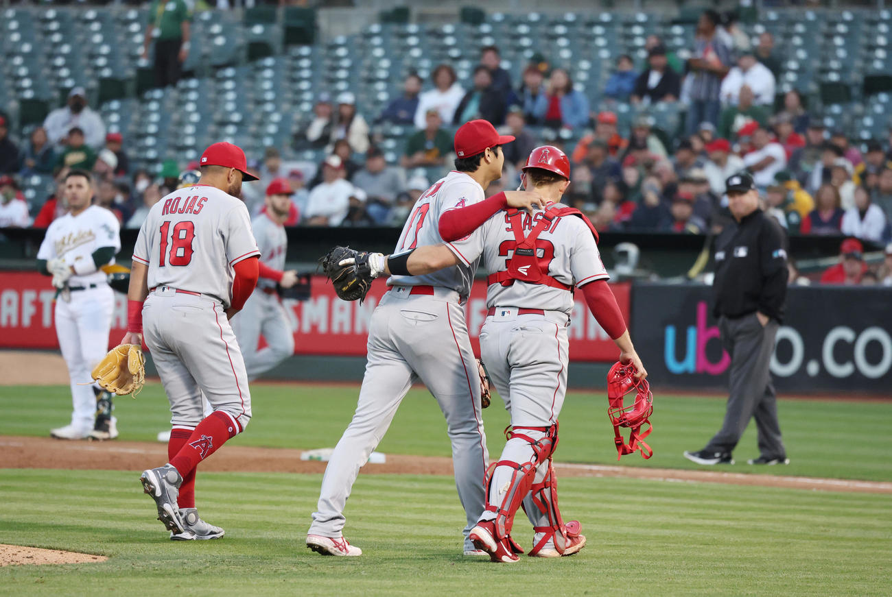 アスレチックス対エンゼルス　ラウレアーノの打球を左足に受けた3回裏を終え、スタッシ（右）の肩を借りながらベンチに戻るへ戻る大谷（撮影・狩俣裕三）