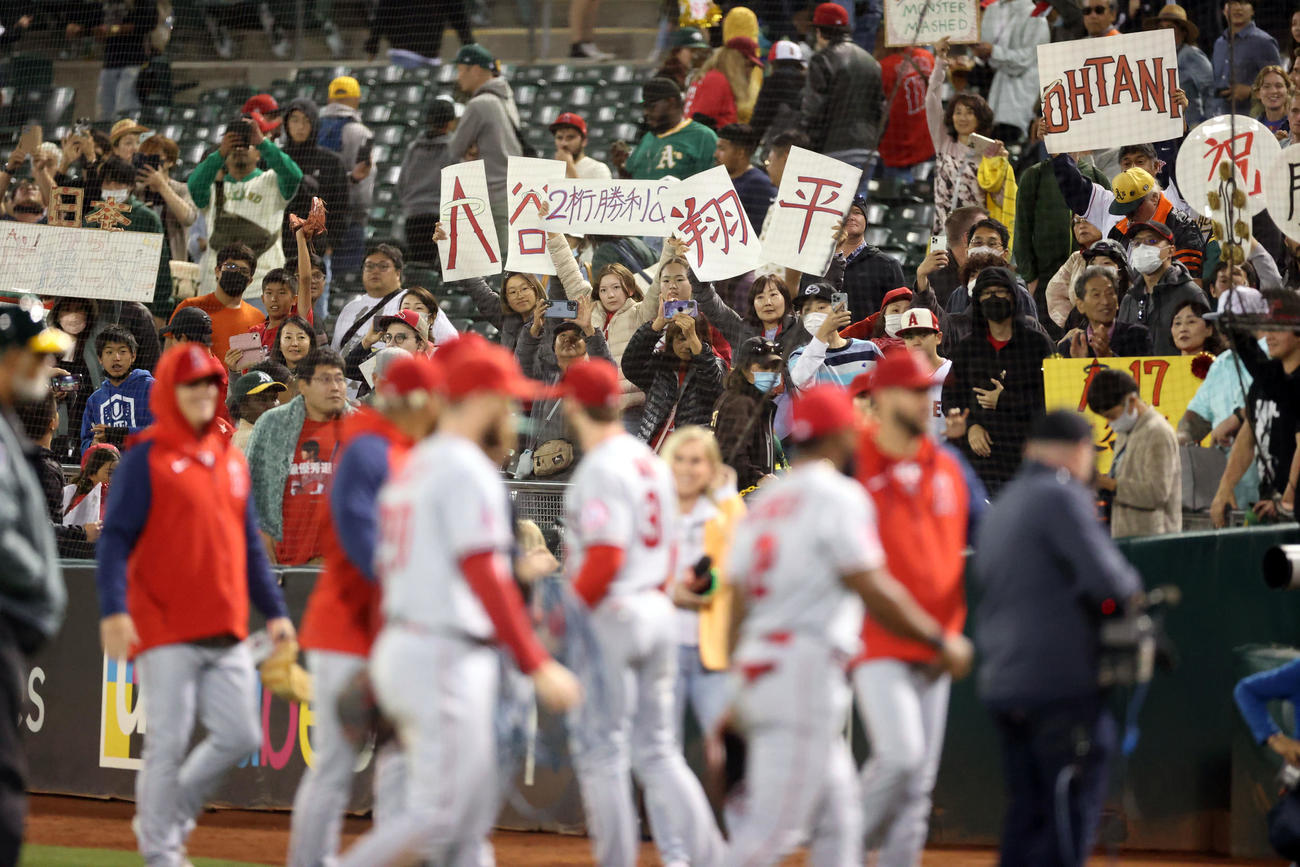 アスレチックス対エンゼルス　試合後、大谷の記録を喜ぶファン（撮影・狩俣裕三）