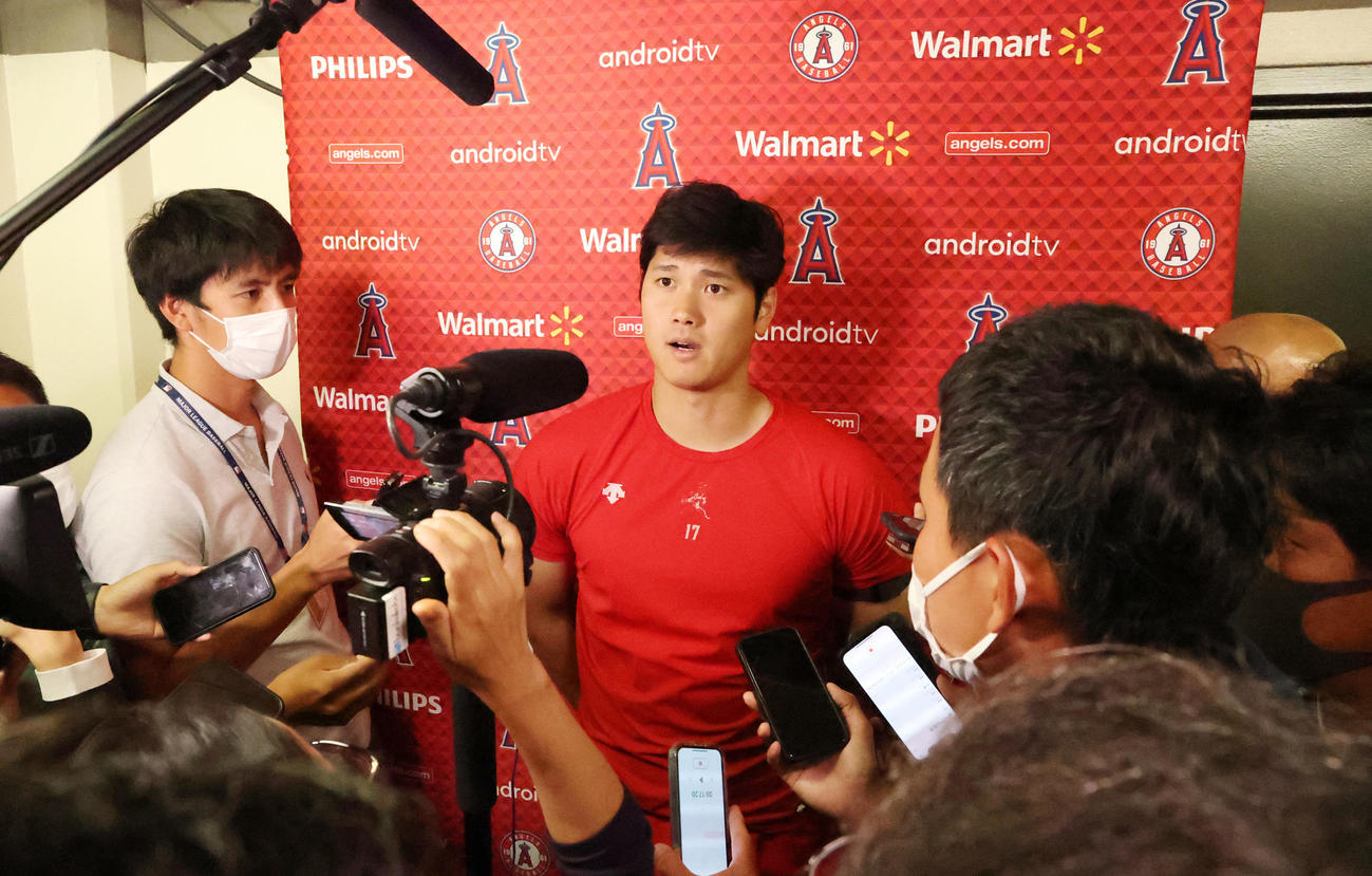 アスレチックス対エンゼルス　試合後、記者の質問に答える大谷（撮影・狩俣裕三）