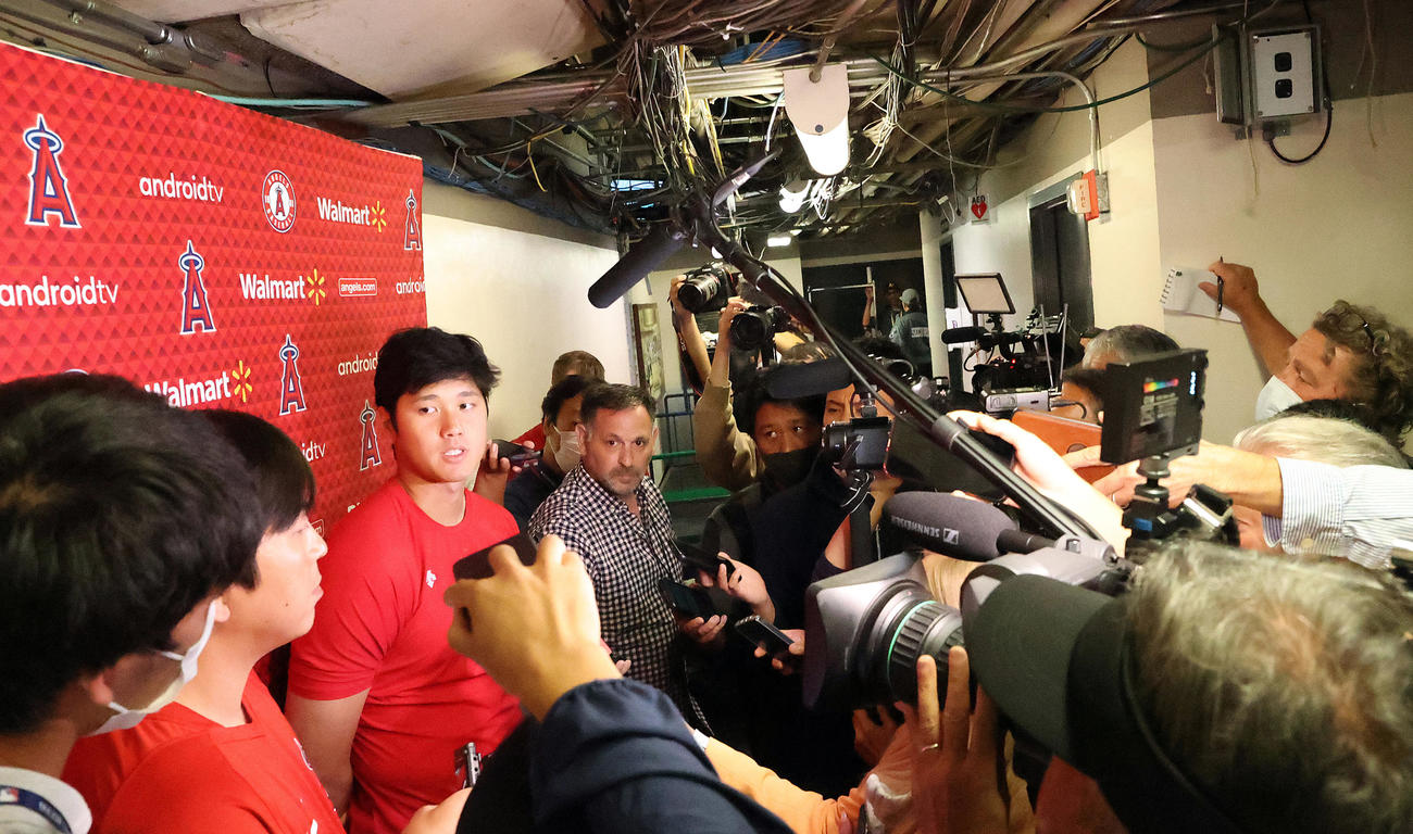 アスレチックス対エンゼルス　試合後、記者の質問に答える大谷（撮影・狩俣裕三）