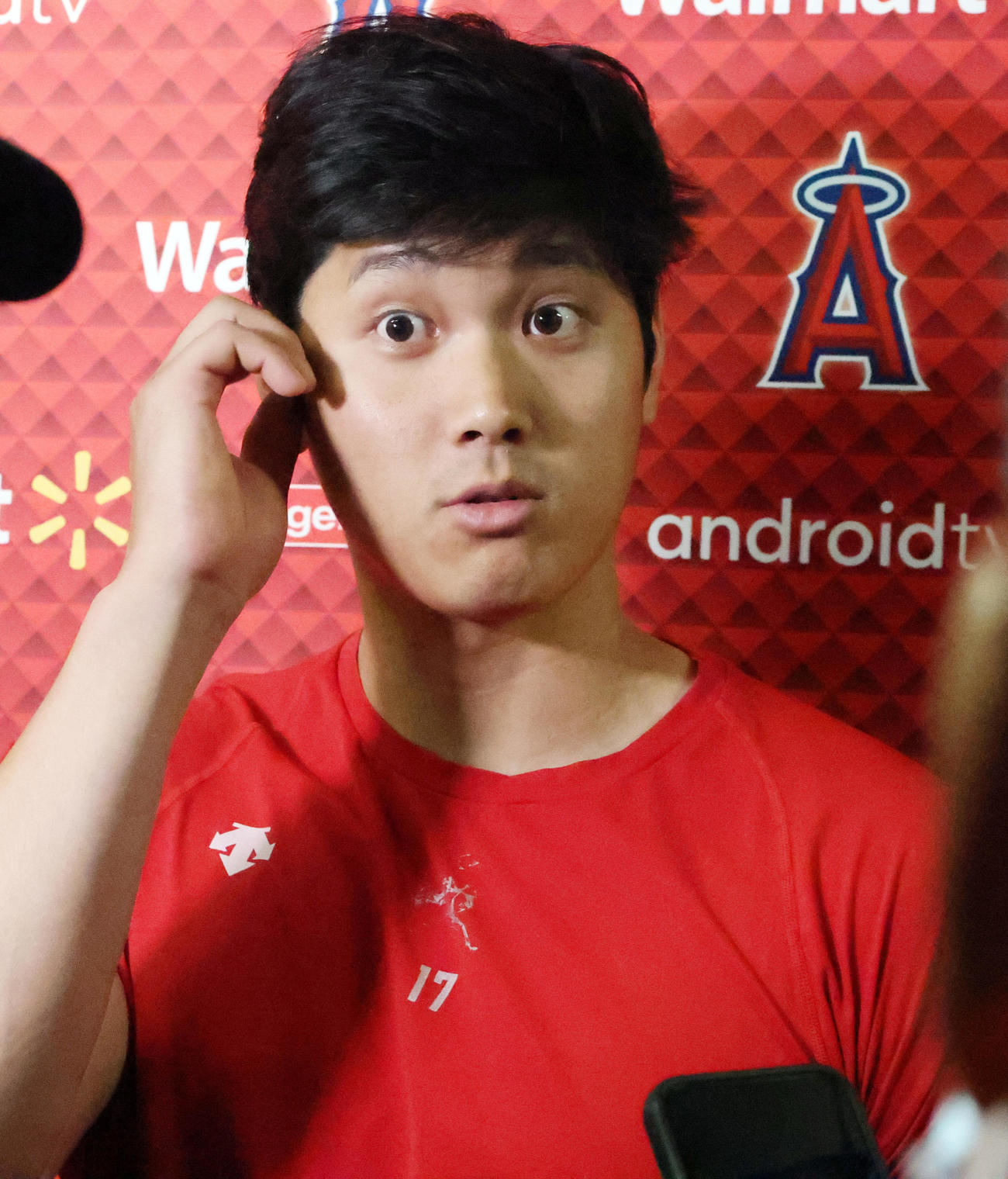 アスレチックス対エンゼルス　試合後、記者の質問に答える大谷（撮影・狩俣裕三）