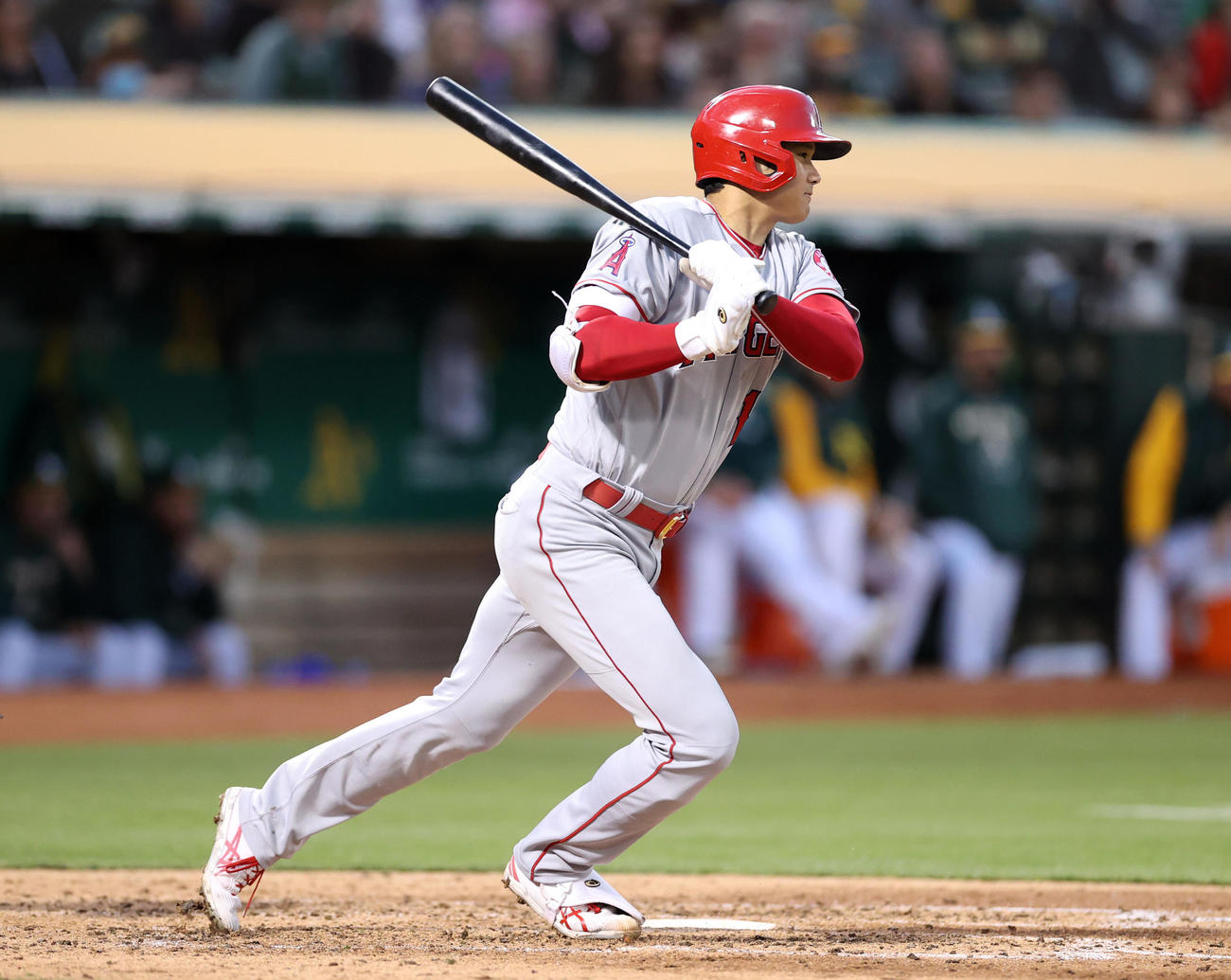 アスレチックス対エンゼルス　5回表エンゼルス無死、内野安打を放つ大谷（撮影・狩俣裕三）