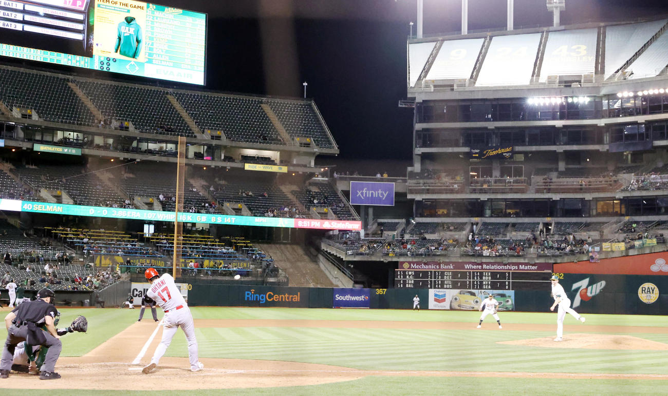 アスレチックス対エンゼルス　7回表エンゼルス無死、ソロ本塁打を放つ大谷（撮影・狩俣裕三）