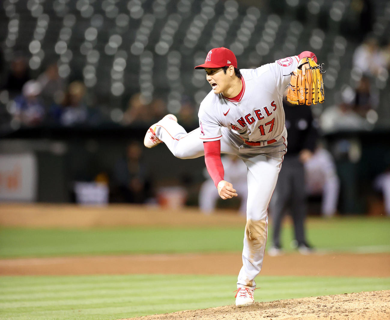 アスレチックス対エンゼルス　6回裏、ほえながら力投するエンゼルス先発の大谷（撮影・狩俣裕三）