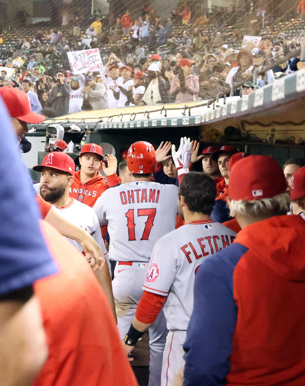 アスレチックス対エンゼルス　7回表エンゼルス無死、ソロ本塁打を放つ大谷（撮影・狩俣裕三）