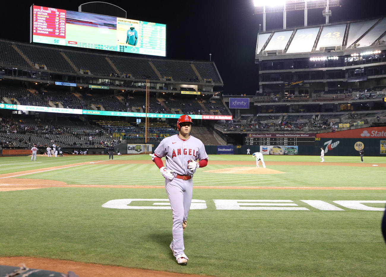アスレチックス対エンゼルス　7回表エンゼルス無死、ソロ本塁打を放つ大谷（撮影・狩俣裕三）