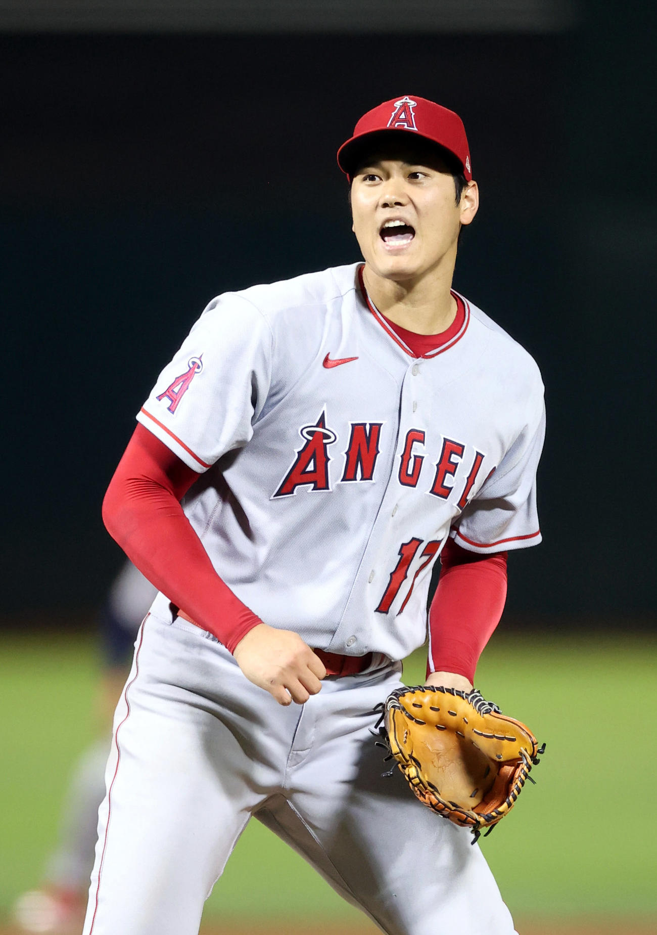 アスレチックス対エンゼルス　6回裏、相手のファウルボールの打球を見て、大声を出す大谷（撮影・狩俣裕三）