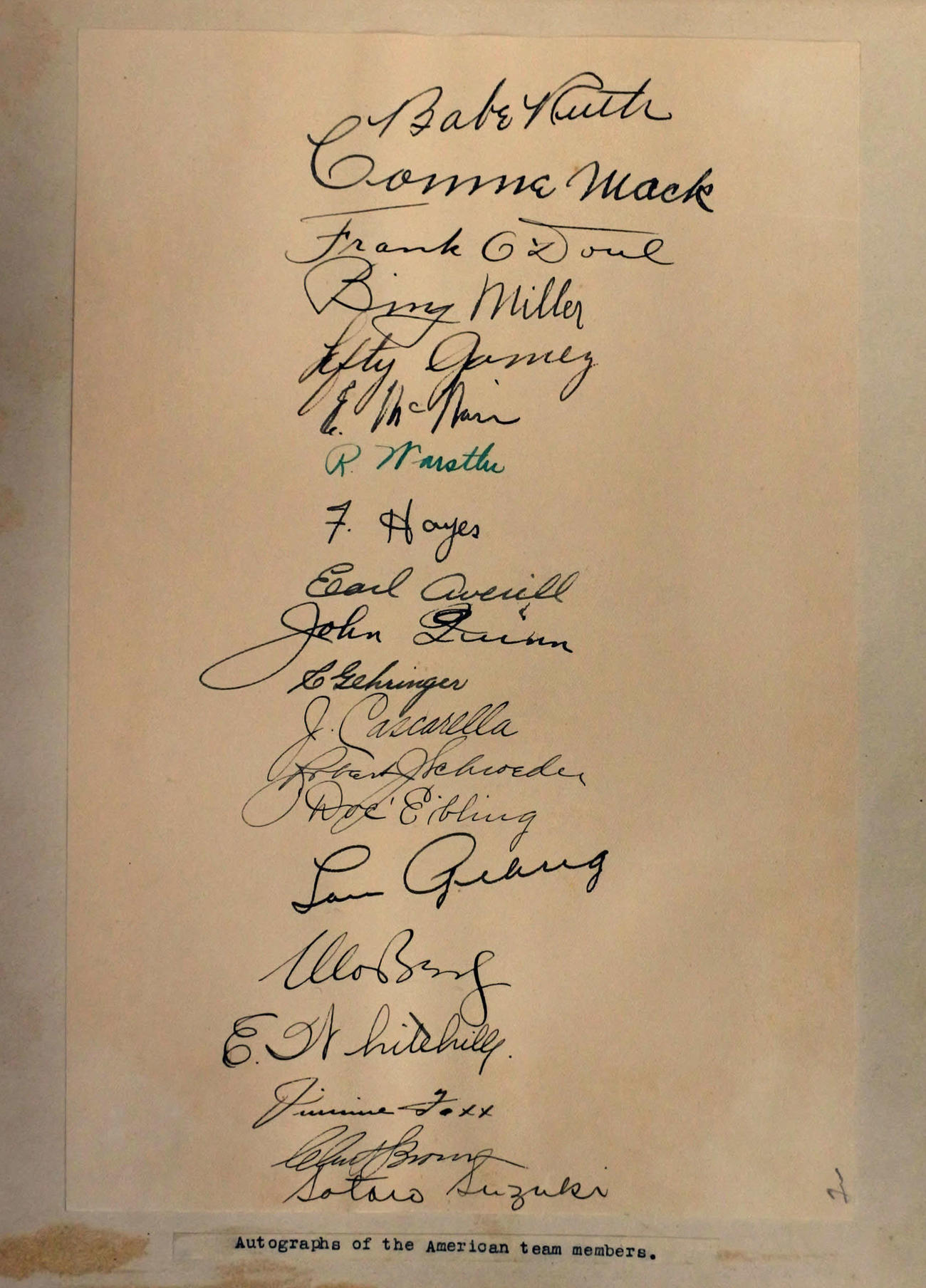 1934年に来日した大リーグ選抜メンバーによる直筆サイン。1番上はルース、下から6番目はゲーリッグ。この中から7人が後に米殿堂入り（船橋市郷土資料館提供）