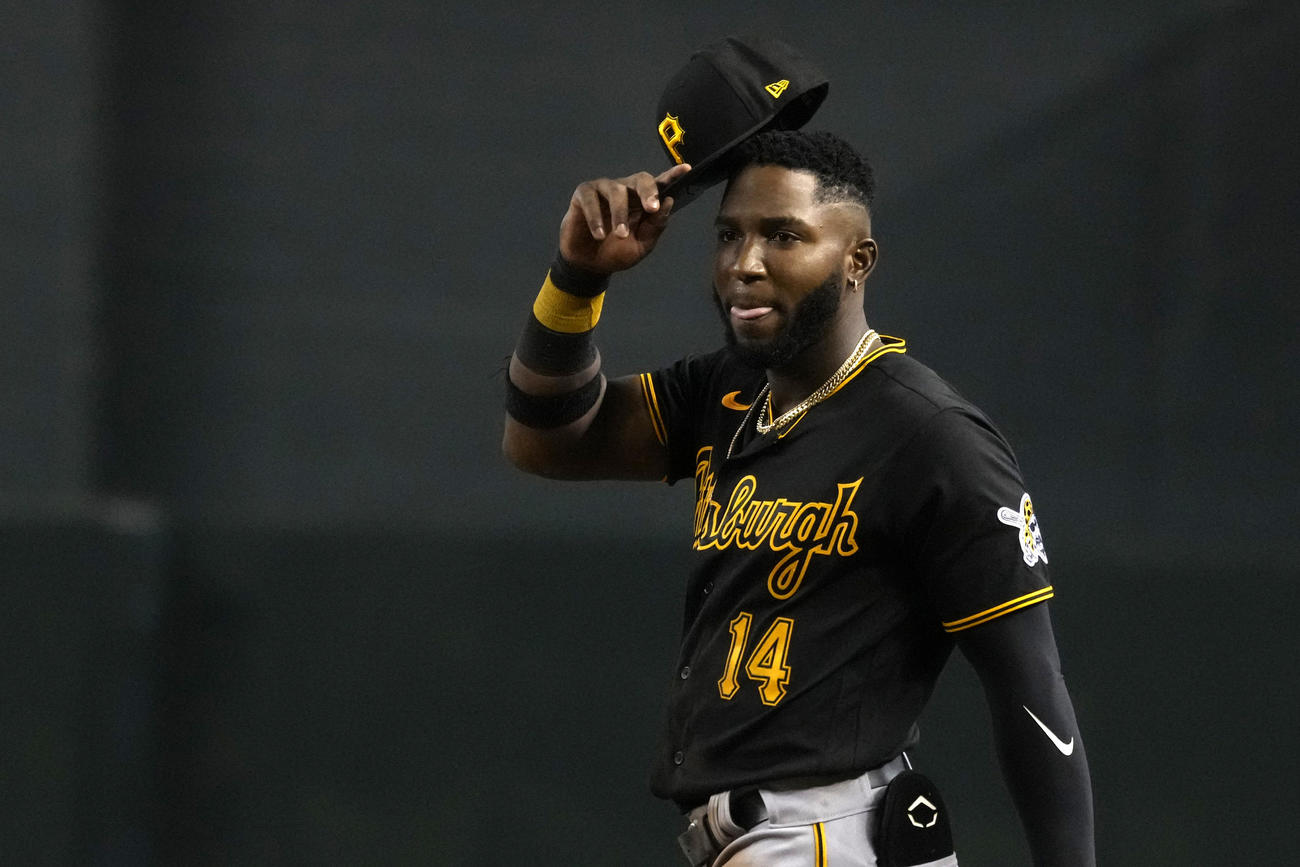 9日の試合でポケットからスマホを落とし、論議を呼んだパイレーツ・カストロ（AP）