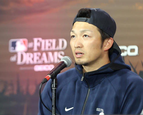 フィールド・オブ・ドリームス・ゲーム2022 レッズ対カブス 試合後の会見で試合の感想を話すカブス鈴木(撮影・狩俣裕三)